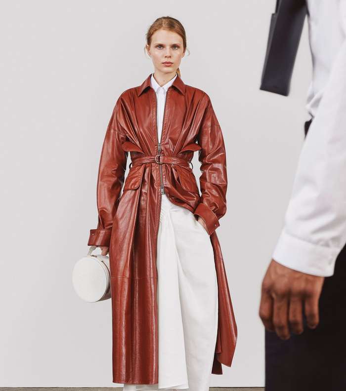 معطف الترنش الكلاسيكي الجلدي مع السحاب من Jil Sander