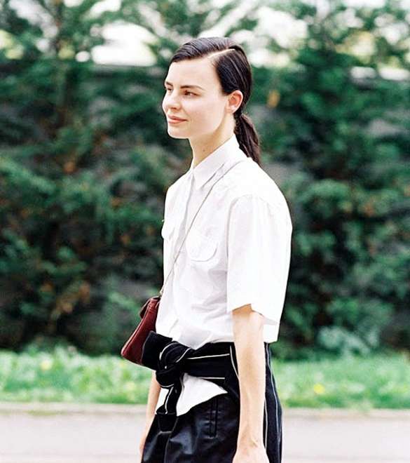 لإطلالة مميّزة مع الشورت، اختاريه من الجلد وارتدي معه الـ T Shirt