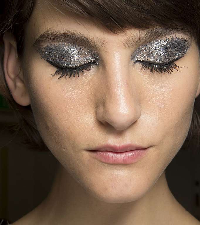  ظلال العيون الفضيّة اللامعة مع House of Holland