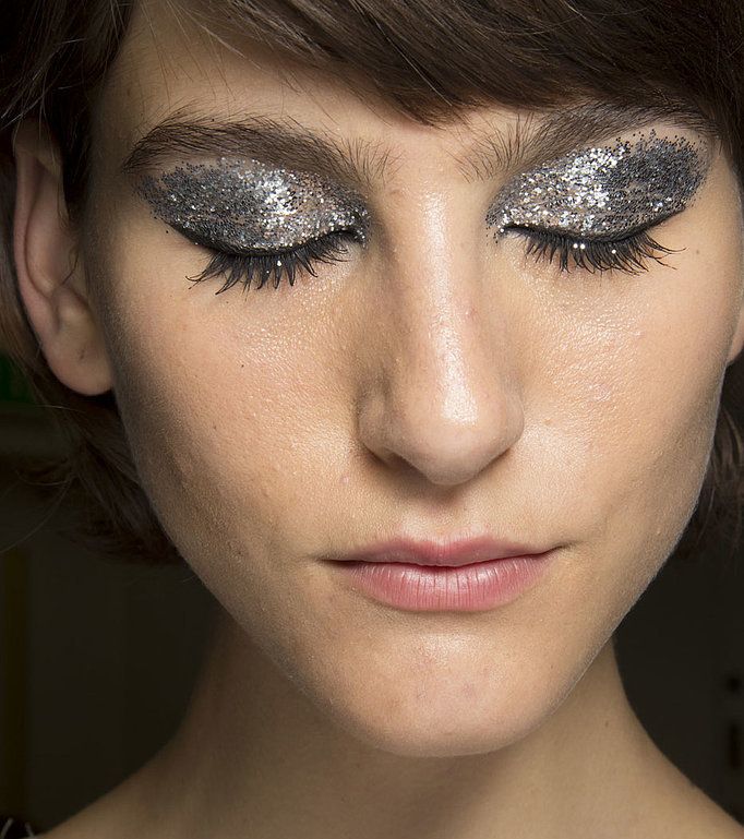  ظلال العيون الفضيّة اللامعة مع House of Holland