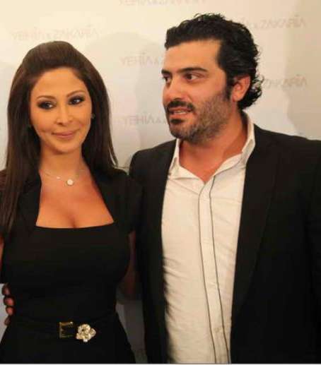 إليسا تتوسط رفيقا الدرب يحيا وزكريا 