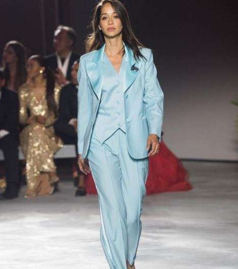 لانا الساحلي ببدلة رسمية من توقيع علامة Racil في عرض ازياء Fashion for relief