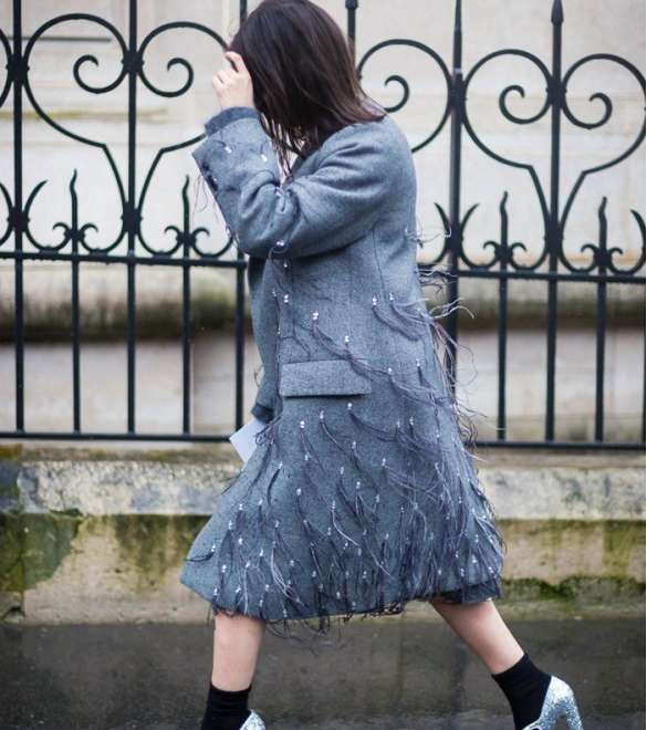 اعتمدي هذا الموسم موضة الجوارب الصوفية مع الاحذية المفتوحة