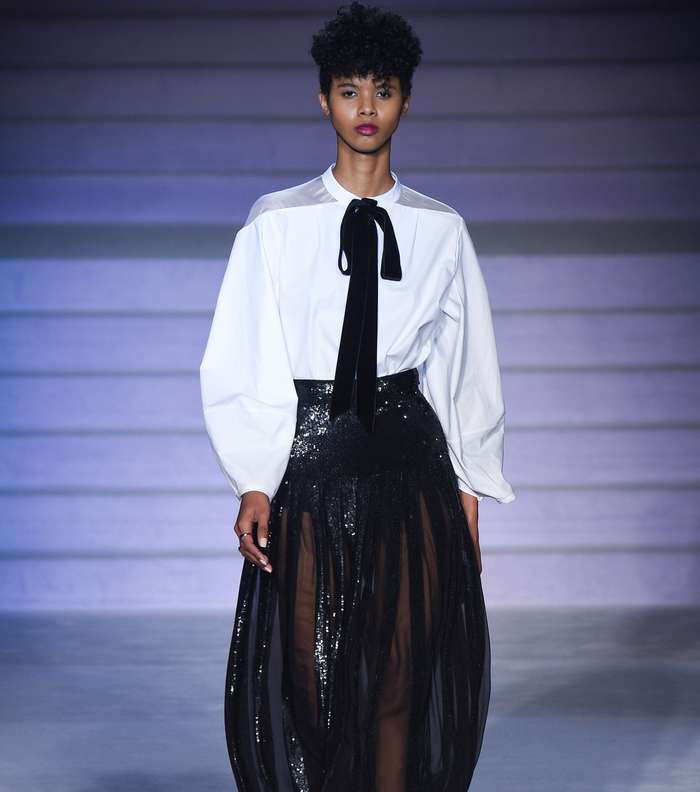 القميص الابيض بالاكمام المنفوخة مع العقدة على الياقة من تمبرلي لندن لشتاء 2018