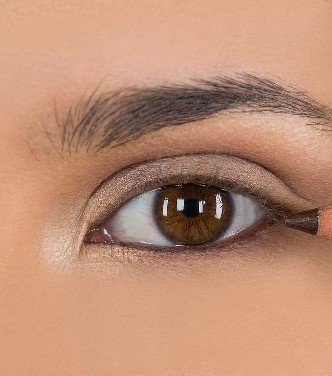 قلم الكحل البني مع ماكياج النيود على العيون 