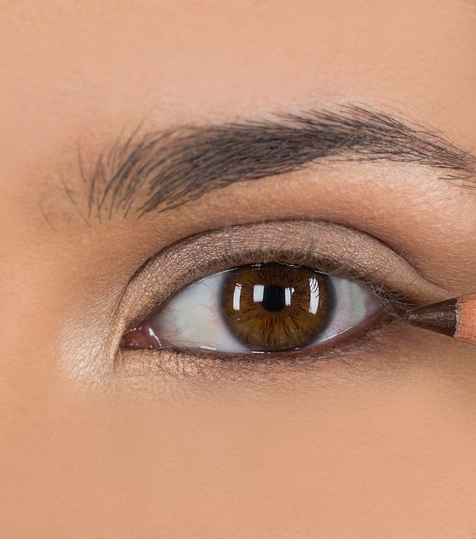 قلم الكحل البني مع ماكياج النيود على العيون