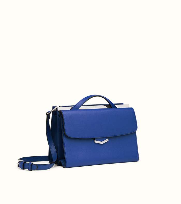 حقيبة الكتف باللون الأزرق