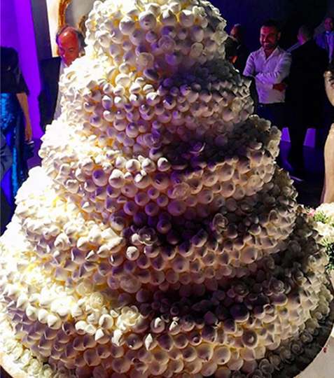 كعكة الزفاف الضخمة تممت فخامة الحفل