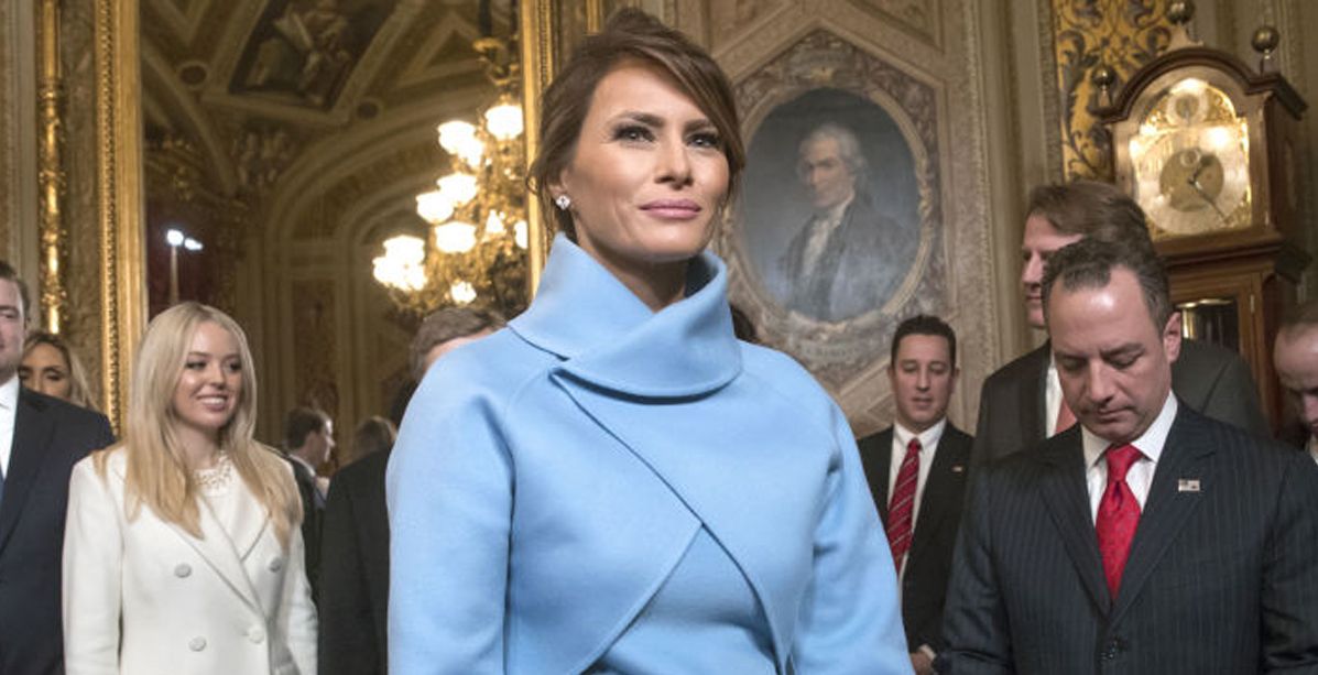 ميلانيا ترامب بفستان ازرق بلوك ستينيّ مع قفازات طويلة