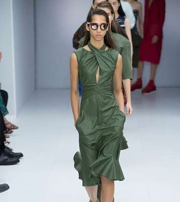 اليك تصاميم علامة Salvatore Ferragamo لصيف 2017