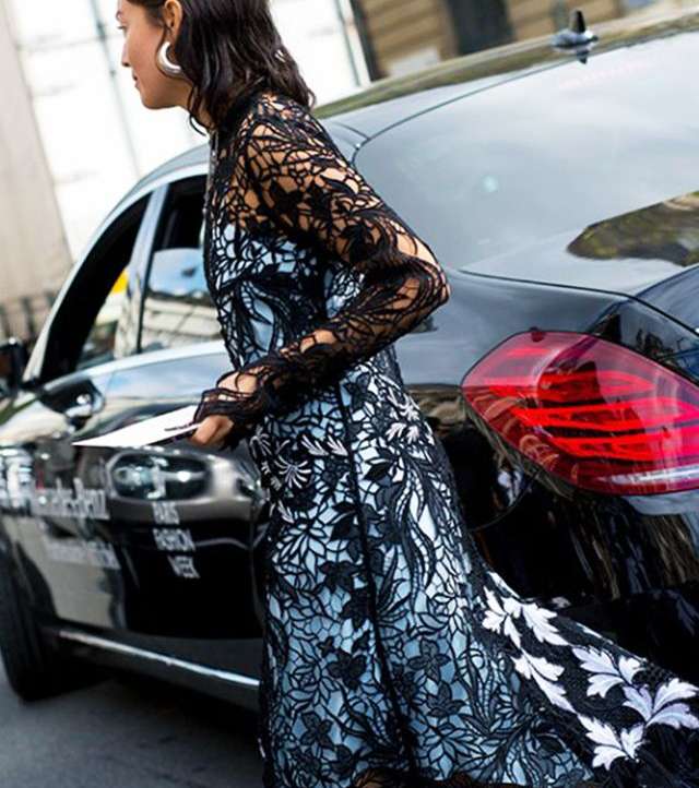 الدانتيل ولكن بقصة شفافة مع لون قوي تحته لاطلالة مناسبة لحضور زفاف ما