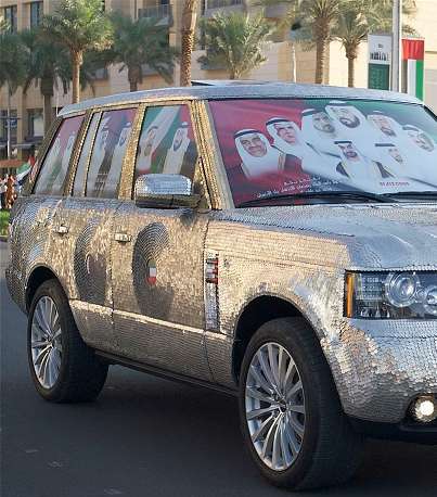 سيارة خلعت لونها وارتدت العملة الوطنية