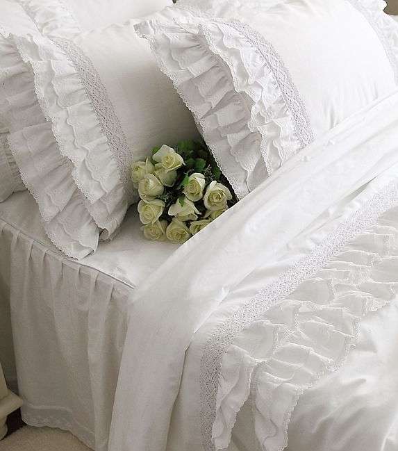 مفارش السرير الفخمة البيضاء اللون