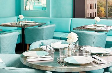Blue Box Cafe في نيويورك: فسحة تحاكي فخامة دار .Tiffany & Co وروعتها