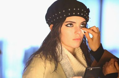 صور مكياج كيندال جينر في عروض ازياء نيويورك لشتاء 2016
