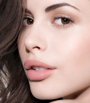 مكياج البشرة المركّز يخفي علامات التقدم في السن