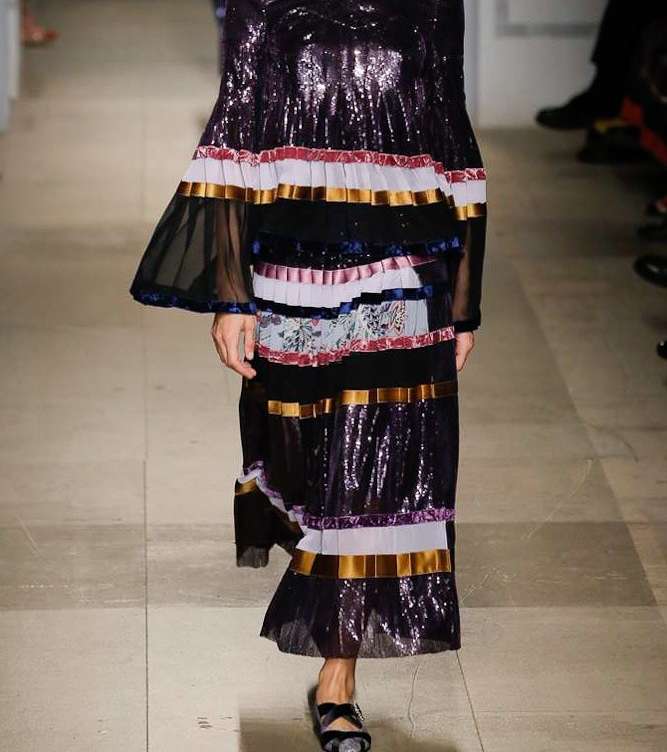 الفستان الميتاليكي المقلم بالالوان مع اكمام الكشاكش من Erdem لشتاء 2018