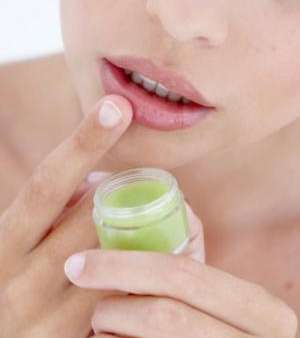 لا تنسي أحمرالشفاه المرطّب والمغذي للشفتين