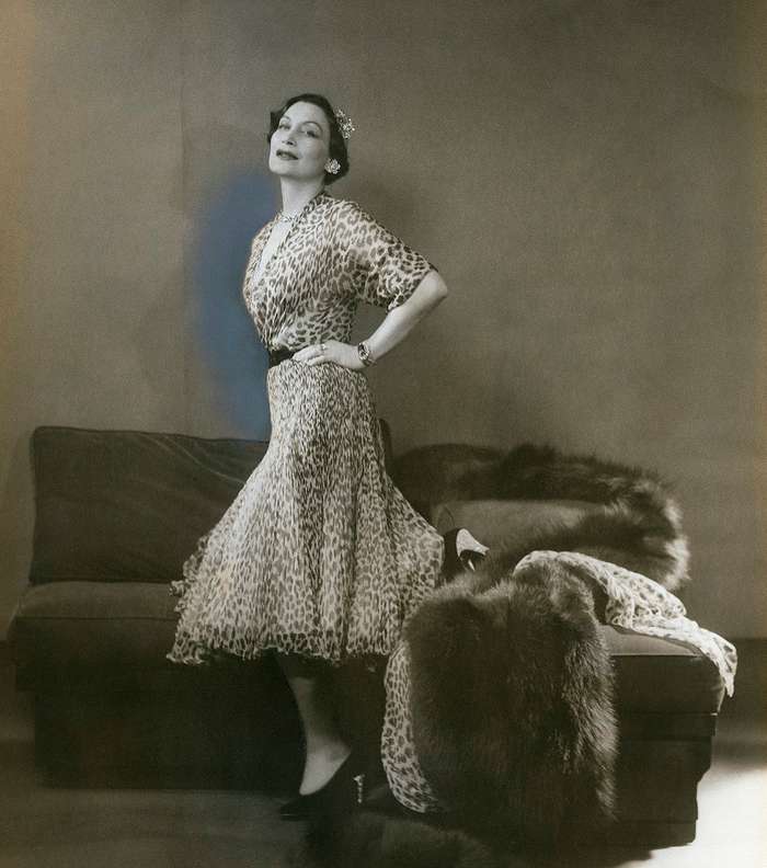 Mitzah Bricard سنة 1950 من نساء ديور في الكتاب الجديد