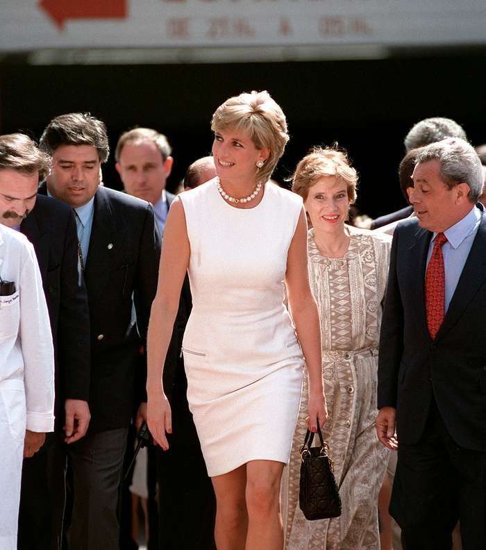 الاميرة ديانا سنة 1995 بفستان ديور من كتاب نساء ديور الجديد