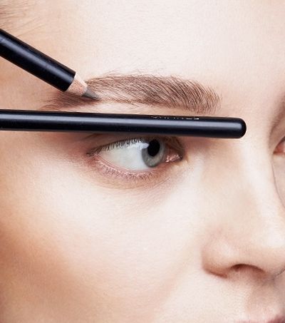 طريقة رسم الحواجب بدون تشقير