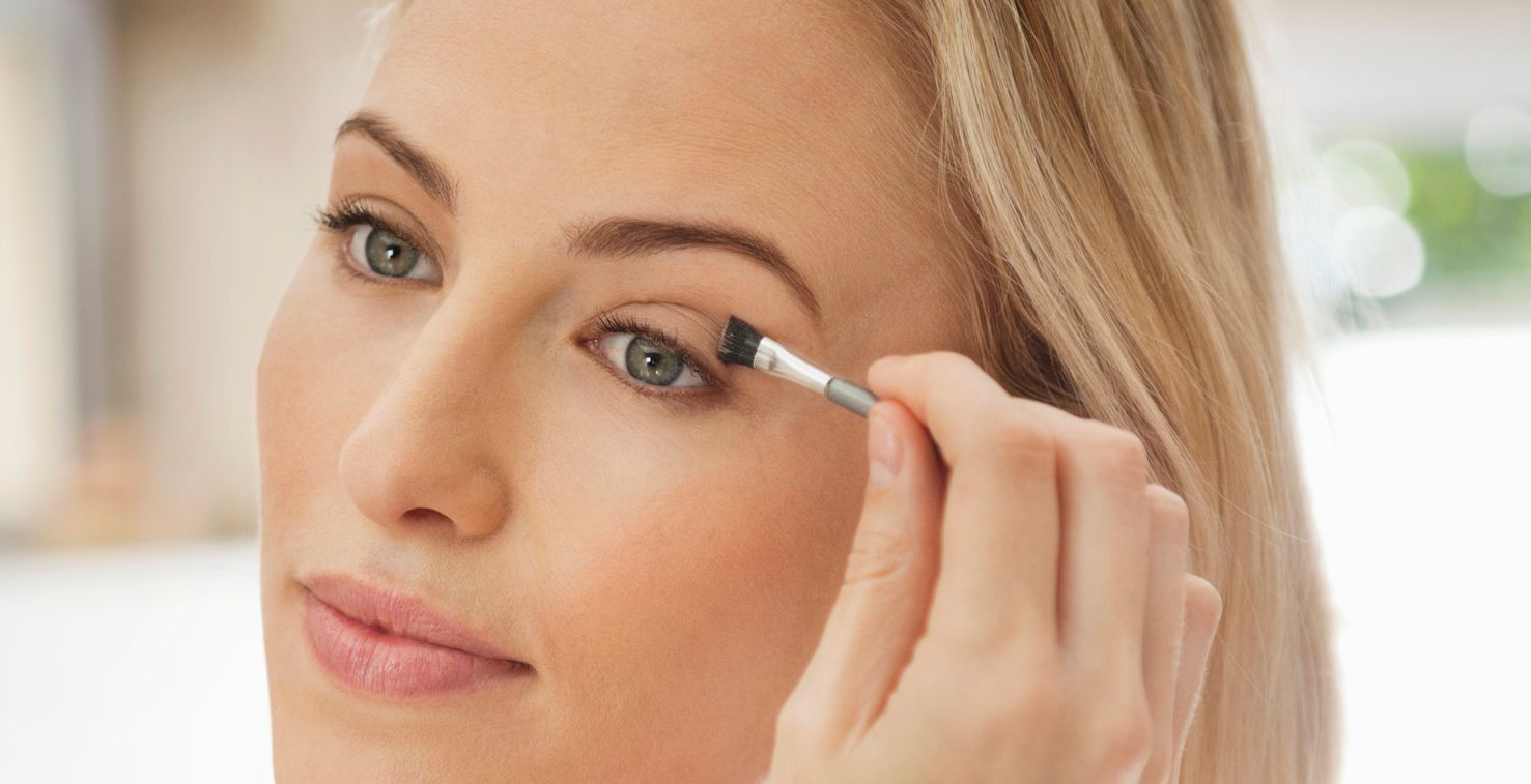إليك خطوات وضع المكياج للعيون الصغيرة