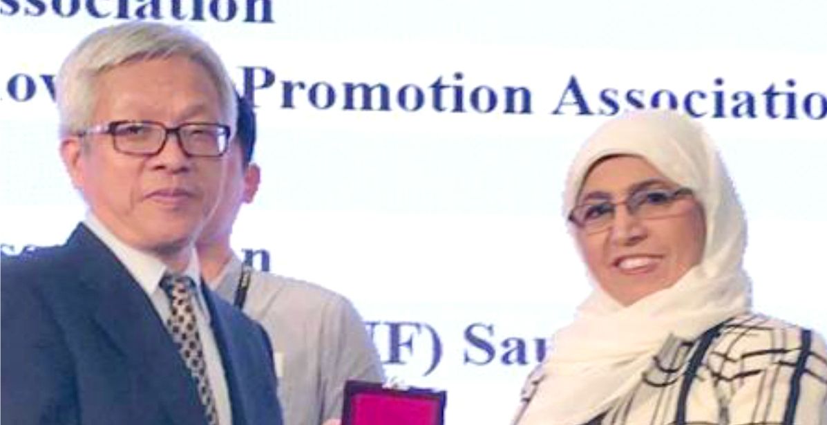 تكريم البروفيسورة السعودية ناجية عبد الخالق الزنبقي 