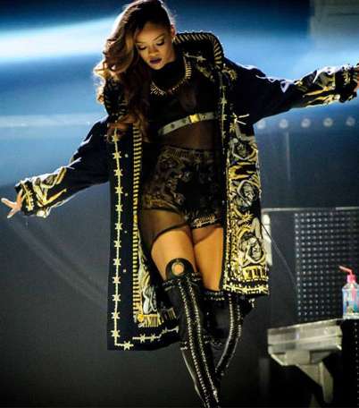 ريهانا تتألق خلال جولتها الغنائية بتصاميم ريكاردو تيسكي من جيفنشي