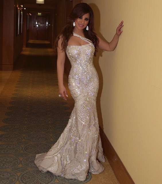 الفستان البيج اللمّاع