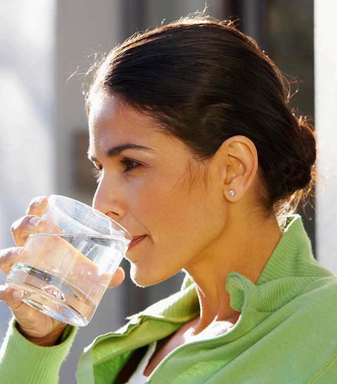 إشربي كميات كافية من الماء لمنع جسمك من الجفاف