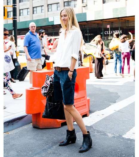 نسّقي الشورت الطويل مع القميص الكلاسيكي الأبيض