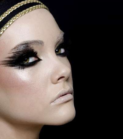 خطوات إنجاح الماكياج الأسود