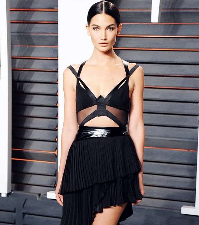 ارتدي الـ Bodysuit مع التنورة المثنية او متوسطة الطول في شتاء 2017