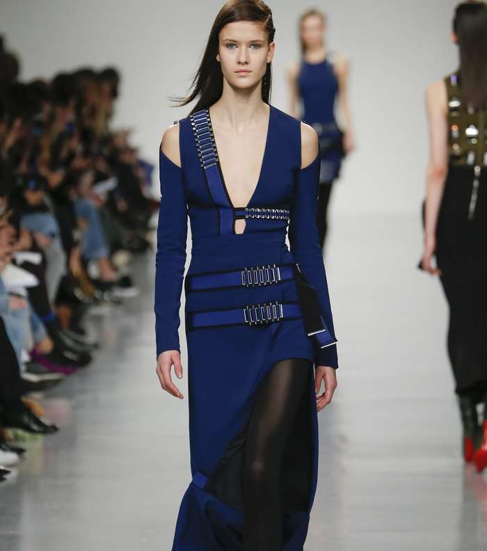 الفستان بقصة الـ Cut Out والشق الطويل على الساق من David Koma لشتاء 2018