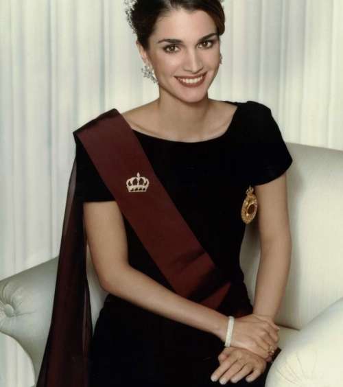 الملكة رانيا: جمال، ثقافة، وأناقة