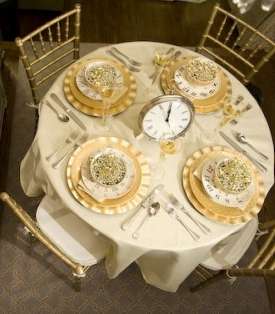 الصحون تحتفل بنهاية العام مع ساعات منقوشة في وسطها بالإضافة الى ساعة كبيرة تزيّن نصف الطاولة