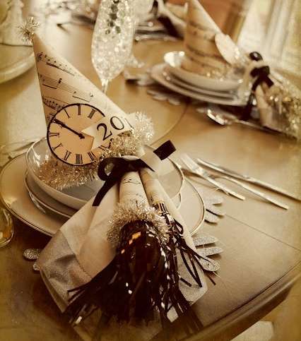 زينة الصحون بالساعة التي تذكّر بإقتراب نهاية العام مع كوتييون الإحتفال