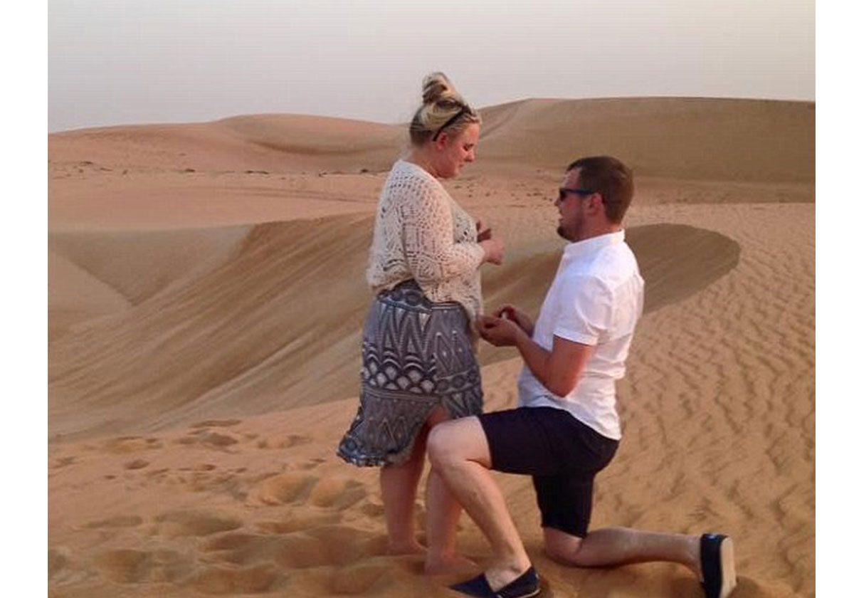 رجل يفاجئ حبيبته ويطلب يدها للزواج خلال رحلة سفاري في دبي!