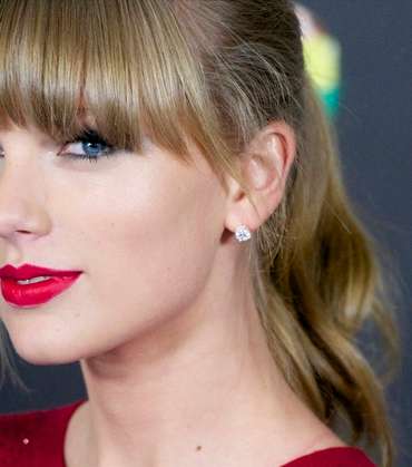 التقنية في كيفية مد الآيلاينر نحو طرف العين 