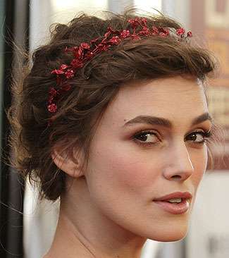 إطلالة فرنسية بالأكسسوار الناعم