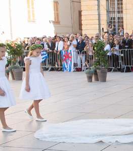 الطرحة الطويلة  نادراً  ما تغيب عن فساتين زفاف الأميرات