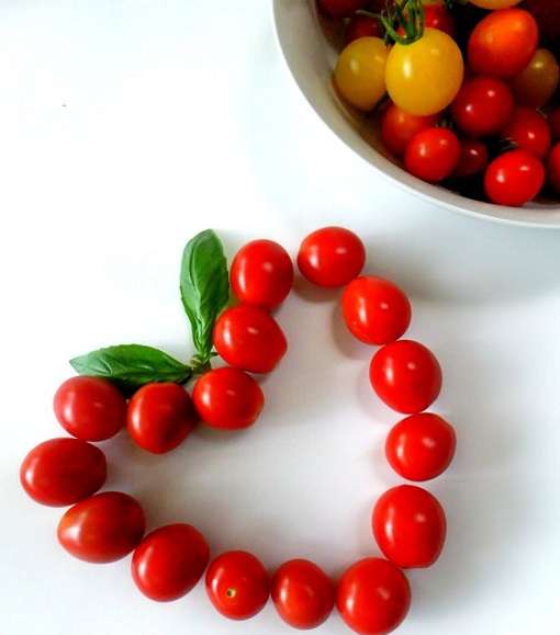 الطماطم الكرزية، شكلها يفتح الشهية وطعمها يغنيك عن الحامض في الصلصة. 