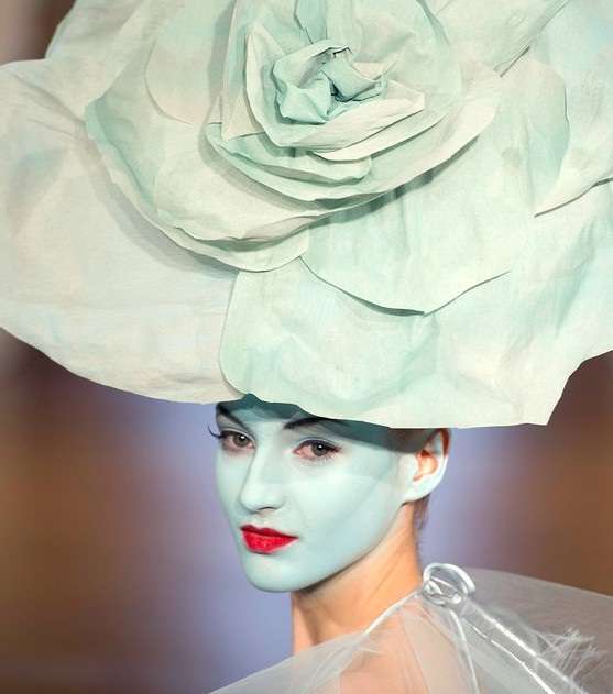 البودرة الزرقاء وأحمر الشفاه الأحمر مع Alexis Mabille