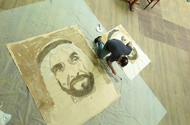 رسم أكبر لوحة للمغفور له الشيخ زايد في صحراء دبي