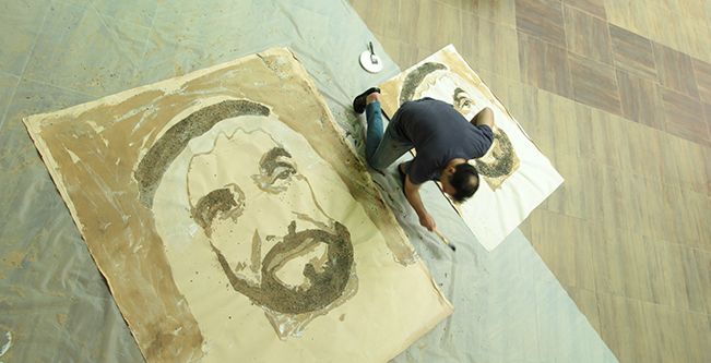 رسم أكبر لوحة للمغفور له الشيخ زايد في صحراء دبي