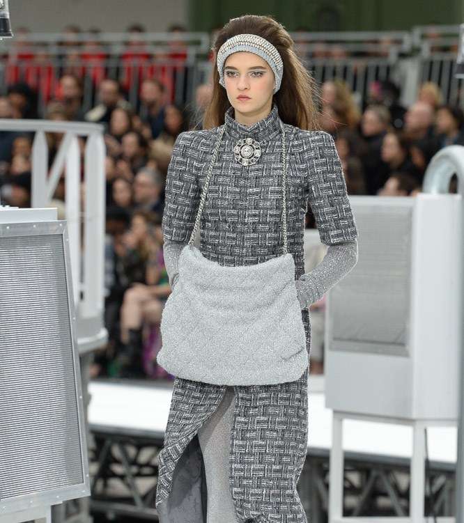 الفستان التويدي متوسط الطول مع الشق من الامام والحقيبة من الامام من CHANEL لشتاء 2018