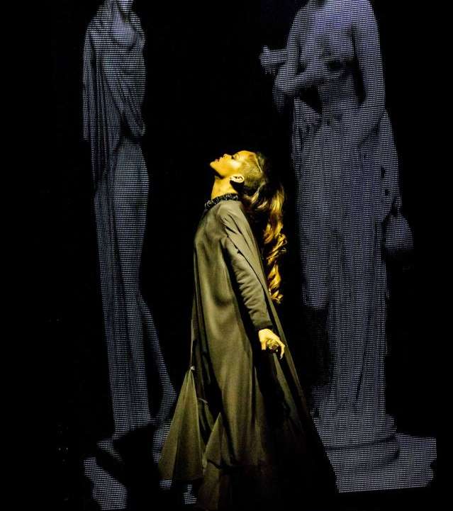 اللوك الثاني لريهانا والذي يحمل توقيع ريكاردو تيسكي