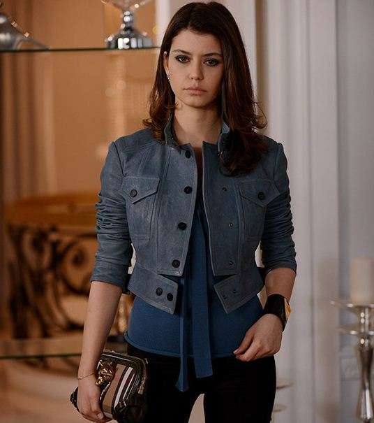 بيرين سات في جاكيت من الدنيم وحقيبة Burberry