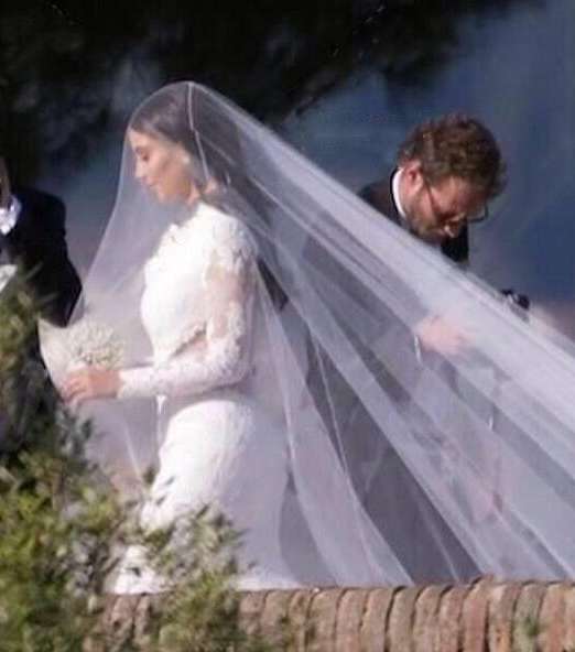 أناقة دانتيل ثوب زفاف كيم كارداشيان بتوقيع Givenchy 