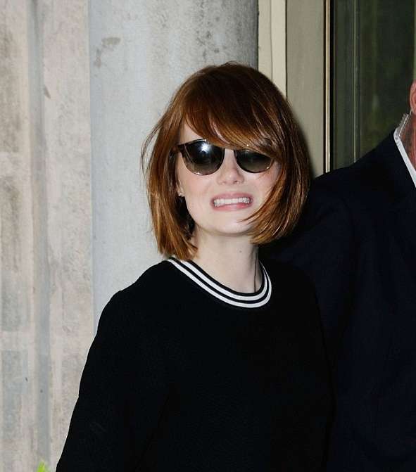 الشعر القصير والغرة الجانبية: اختيارٌ ناجح لإيما هذا الصيف 